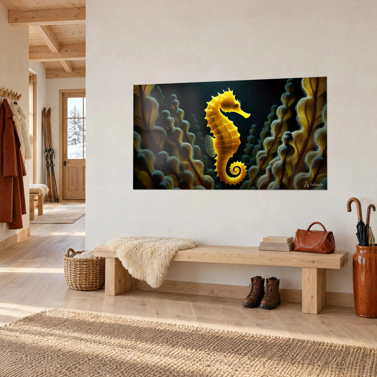 Quadro cavalluccio marino ambrato con la coda arrotolata a spirale, tra alghe pelose color miele e notte marina, vista a tre quarti, chalet