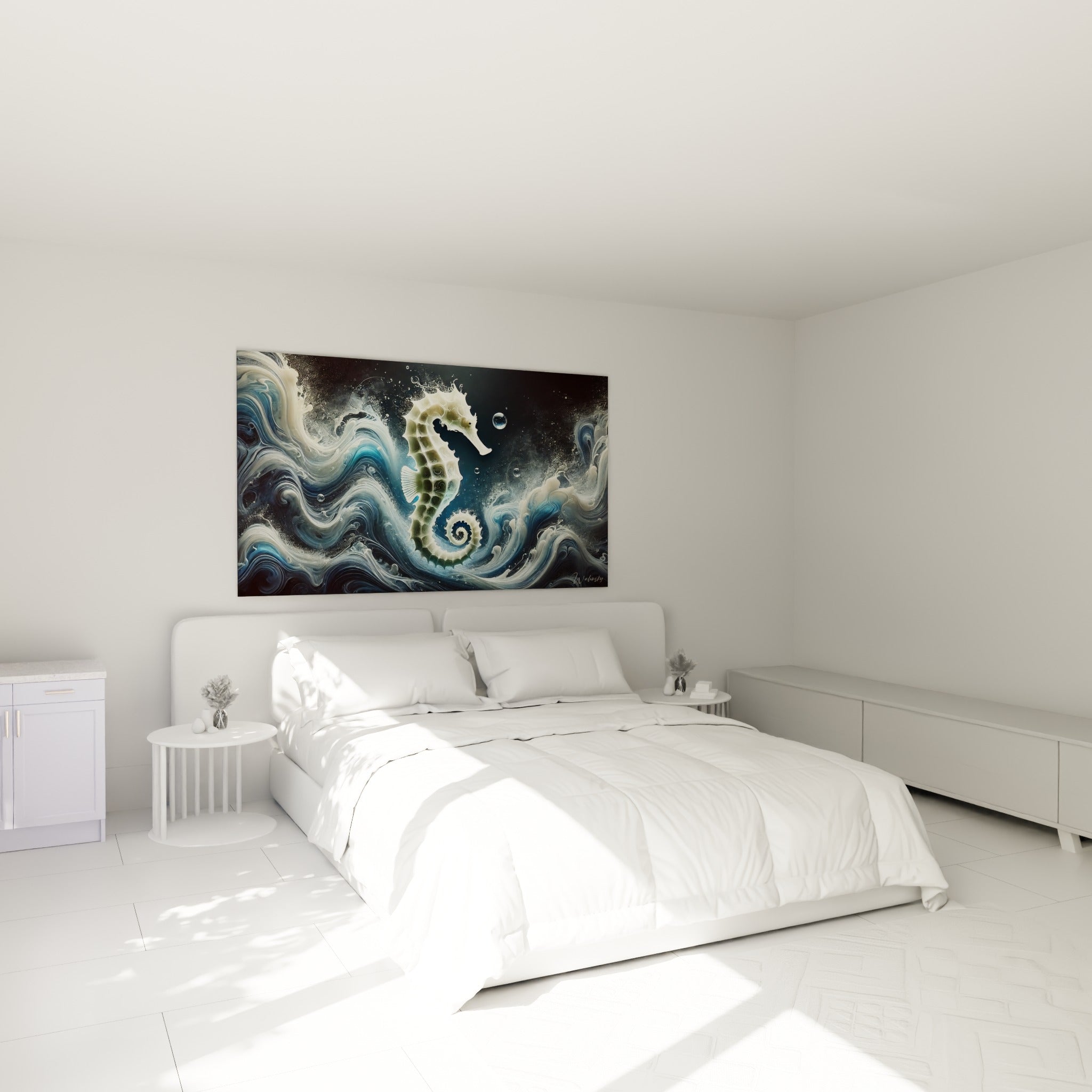 Créature marine ivoire aux volutes bleu marine, accrochée au-dessus d'un lit dans une chambre claire