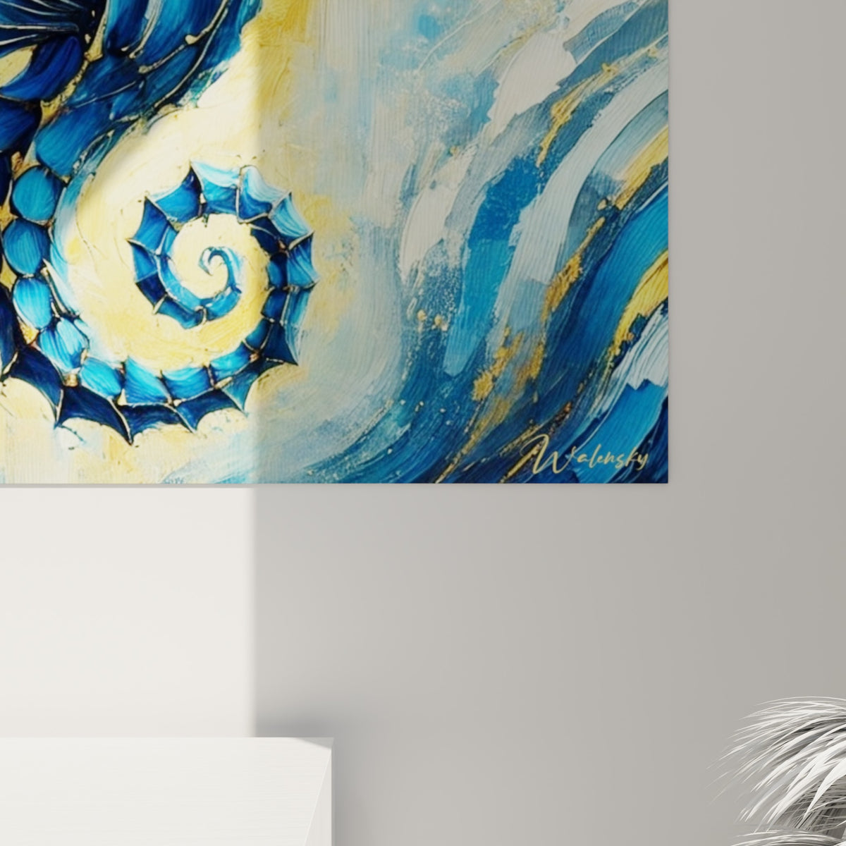 Écailles bleu marine et anthracite empâtées, coulures dorées visibles de près sur la toile