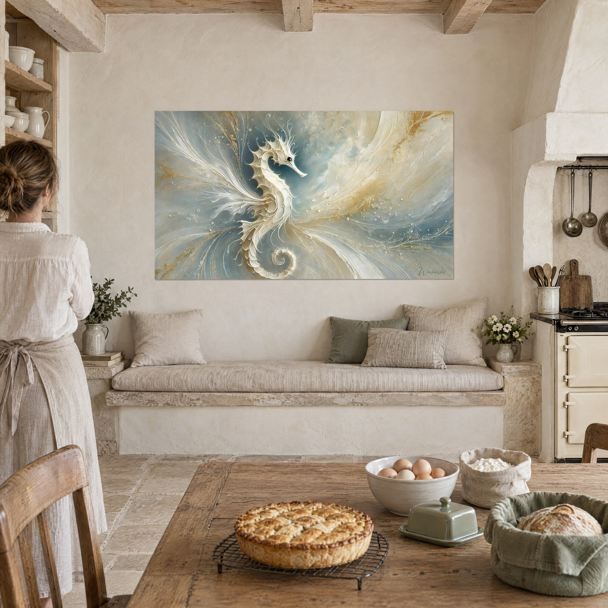 Tableau créature marine blanche et dorée aux gouttelettes brillantes, accrochée au-dessus d'une banquette en pierre