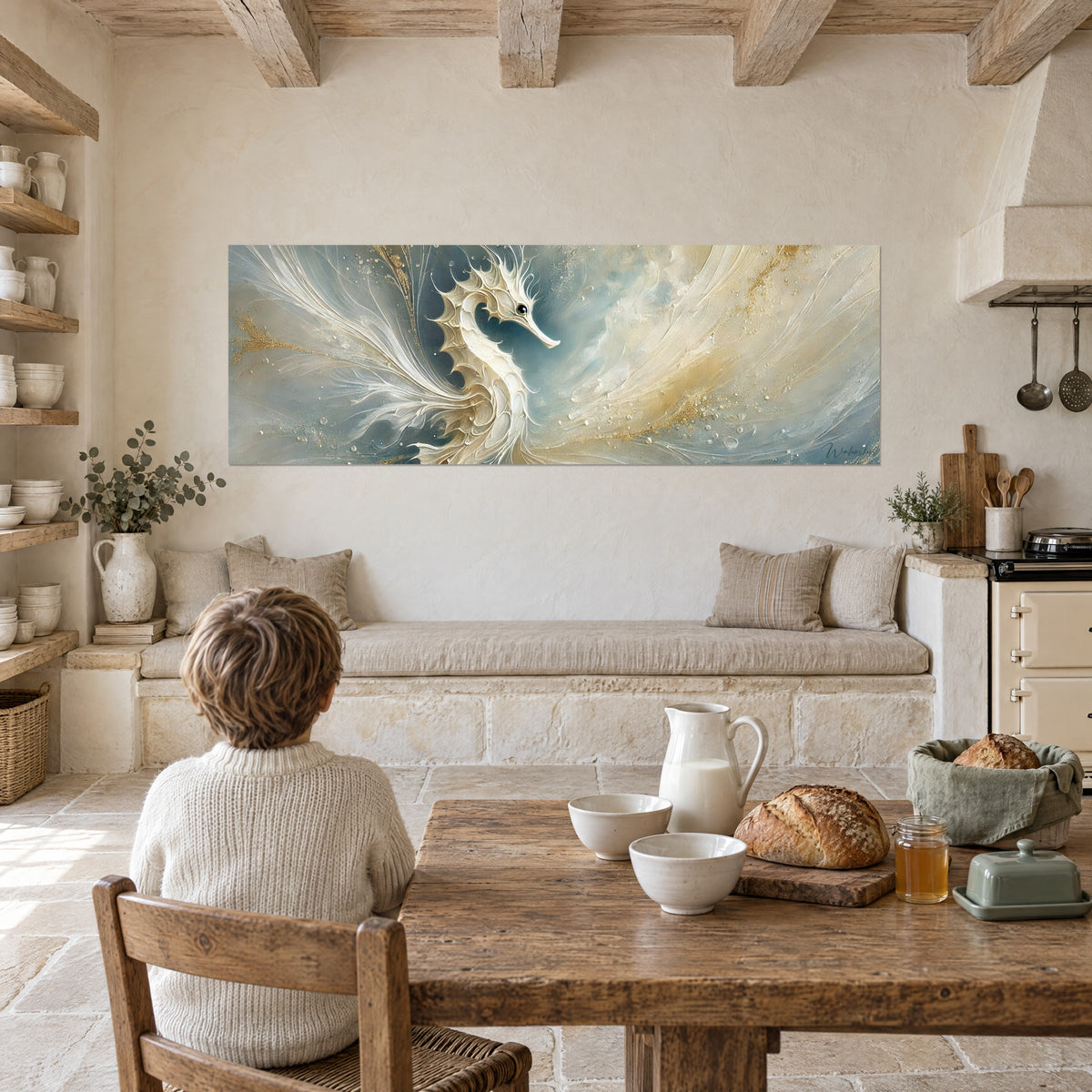 Tableau hippocampe blanc sculpté en relief, longues nageoires crème, bleu glacier et or, un enfant de dos, dans une cuisine en pierre