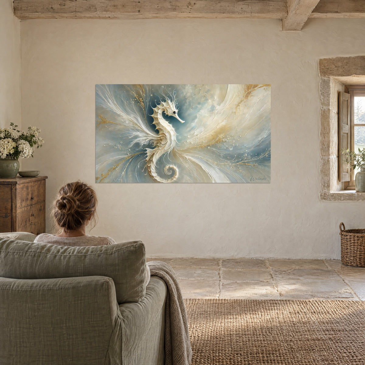 Tableau hippocampe ivoire emporté par des plumes de peinture bleu-gris et or, mur beige d'un salon de campagne