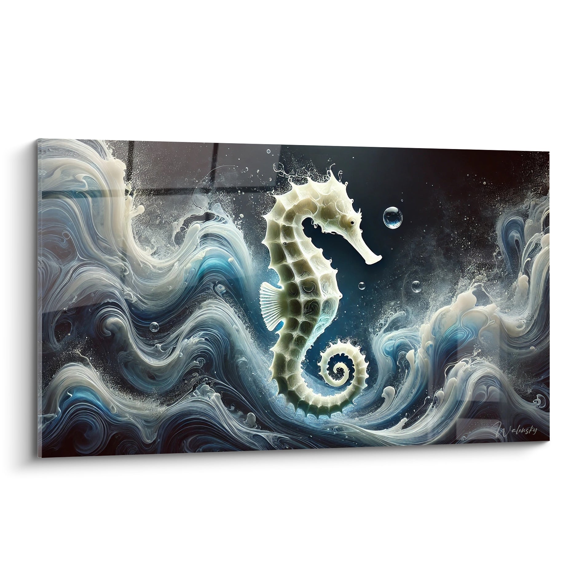 Hippocampe ivoire nacré enroulé dans des volutes bleu marine et écume blanche tourbillonnante