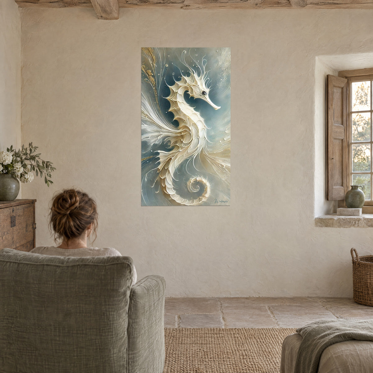 Gemälde Seepferdchen mit durchscheinenden weißen und goldenen Flossen auf blaugrauem Grund, gegenüber einem salbeigrünen Sessel und einer gekalkten Wand