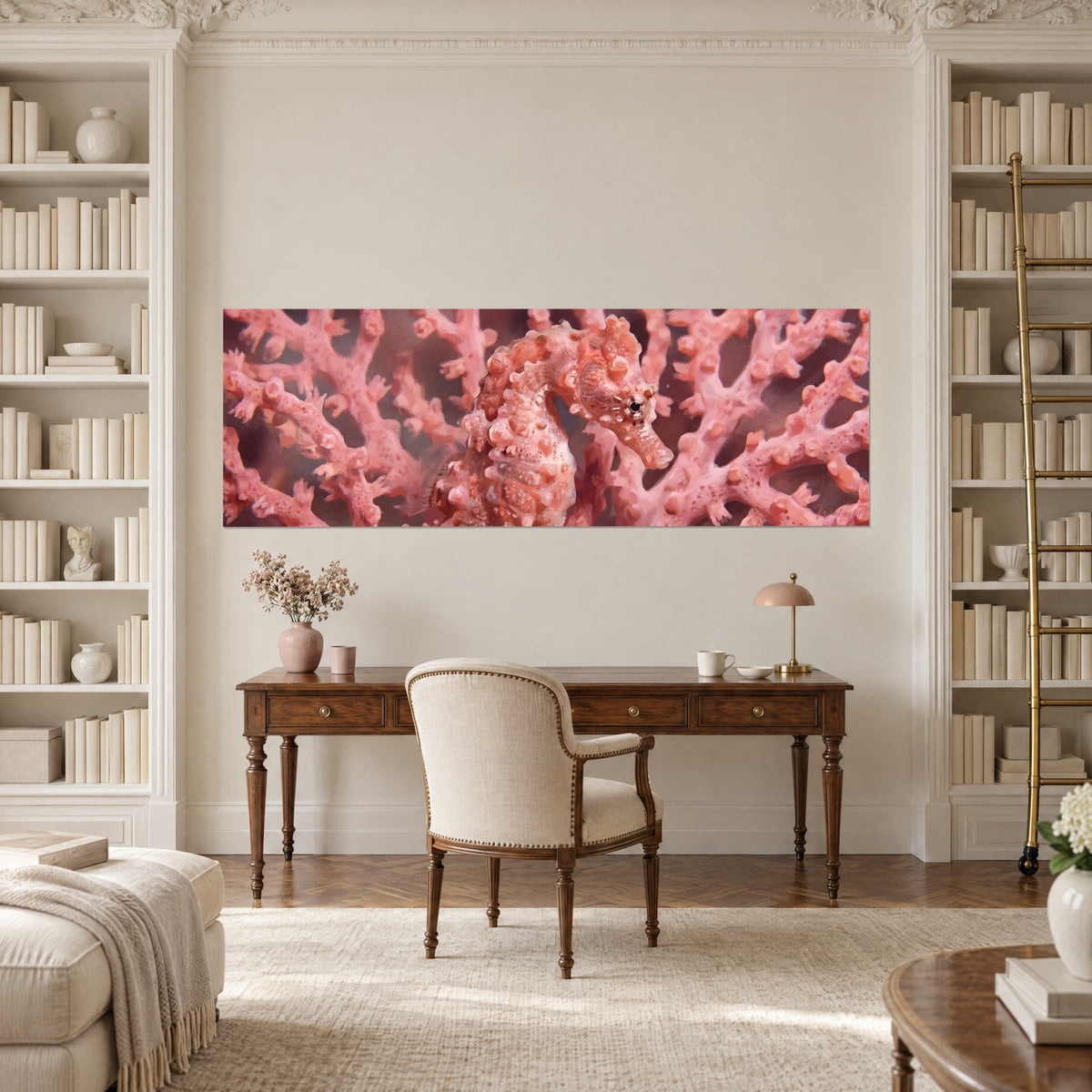 Panoramisch schilderij van een perzikroze zeepaardje in een rood koraalrif, zacht licht op een mauve achtergrond, boven een houten bureau en planken