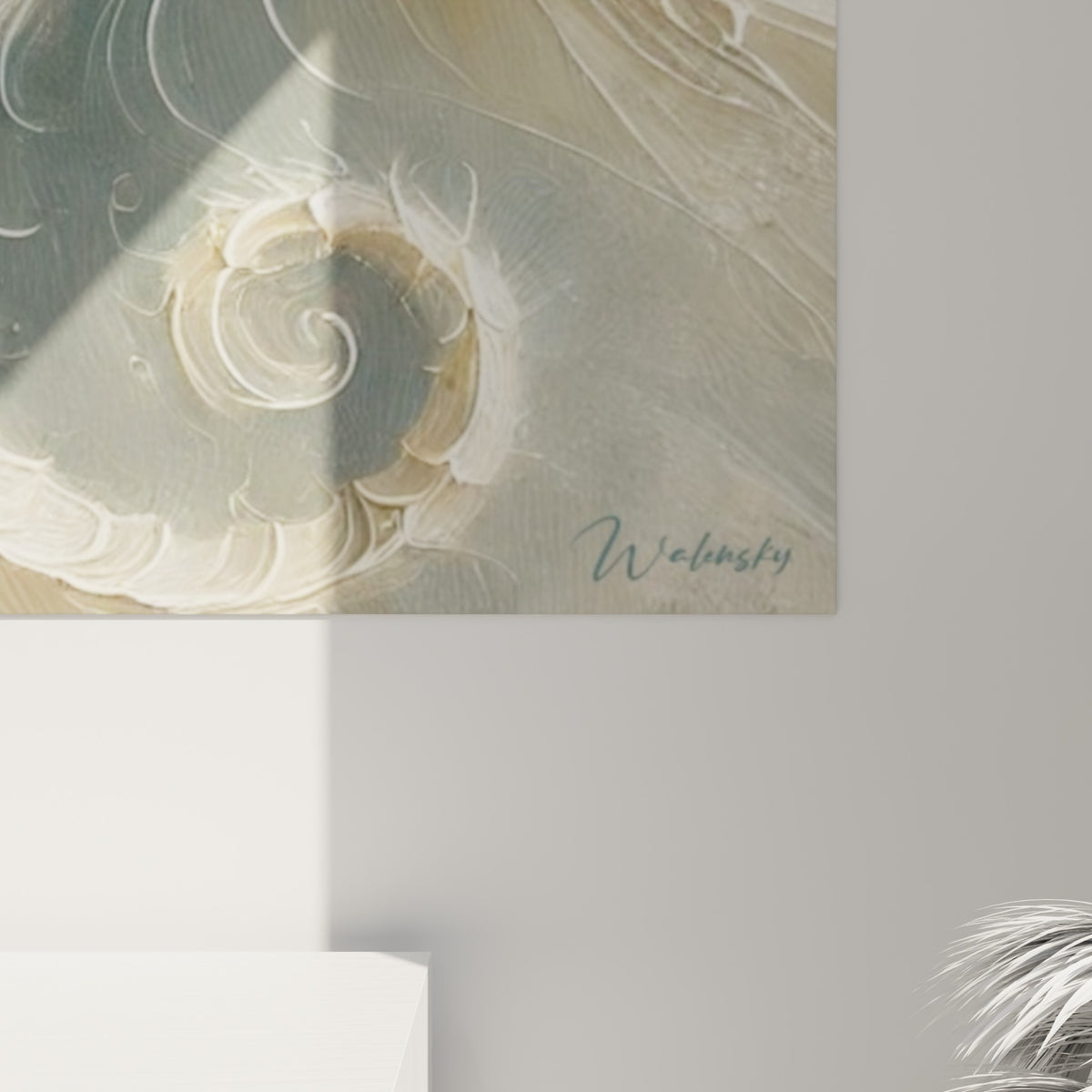 Détail des volutes dorées et ivoire de l'hippocampe révélant la texture picturale et les reliefs