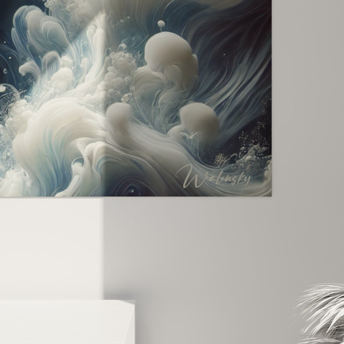 Détail des écailles bleu turquoise et des volutes blanches sculptées de l'œuvre hippocampe accrochée