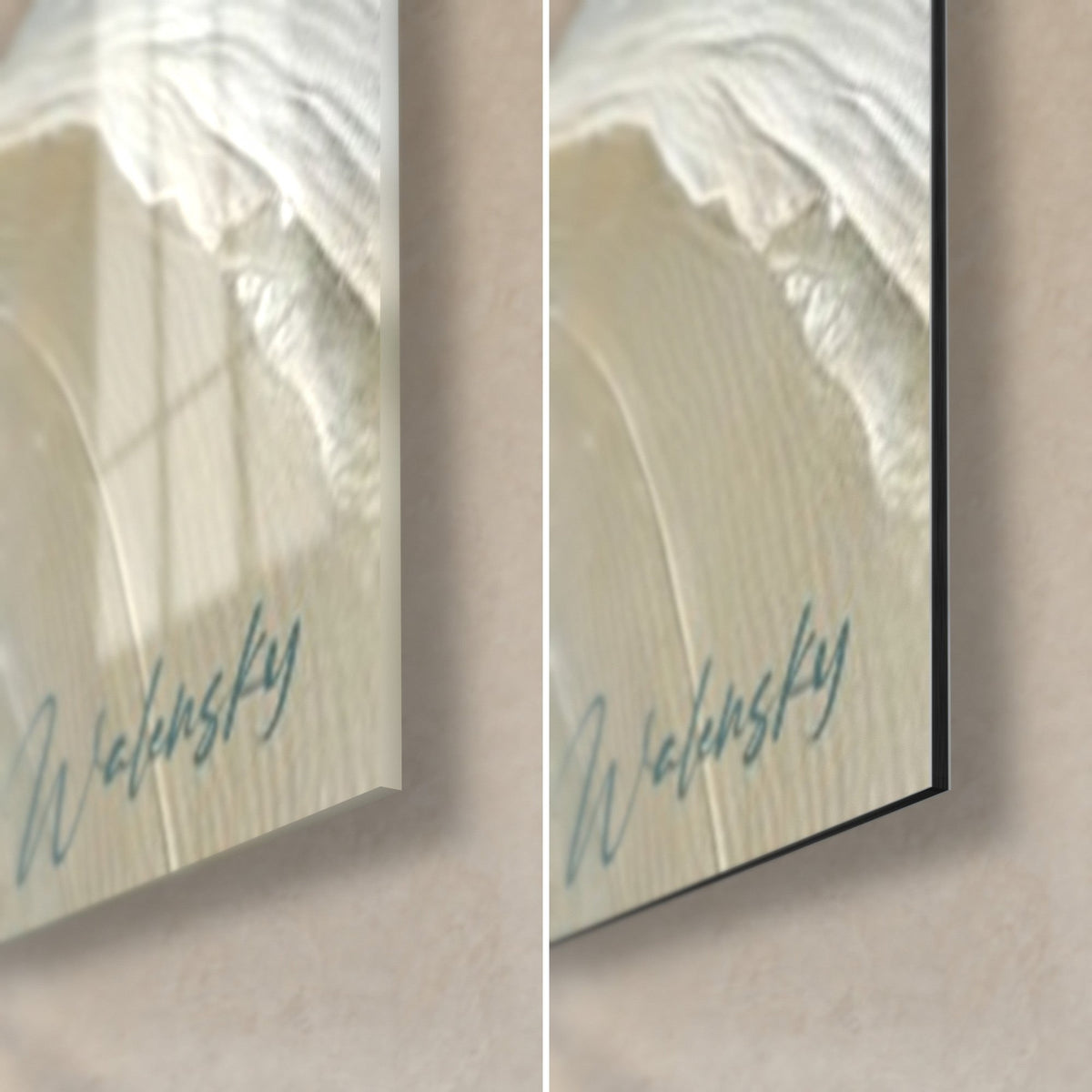 Gemälde Seepferdchen cremeweiß, unten rechts blaue Walensky-Signatur, glänzendes Acrylglas und mattes Dibond-Aluminium, 3 mm Kante
