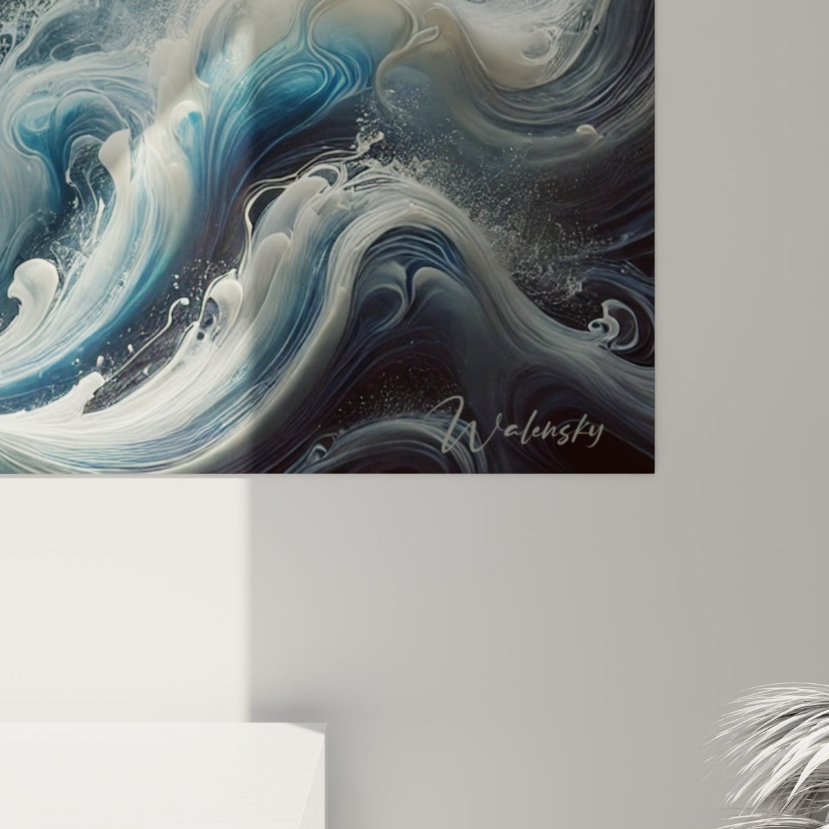 Texture granuleuse de l'hippocampe ivoire et coulures bleu marine visibles en détail sur la toile accrochée