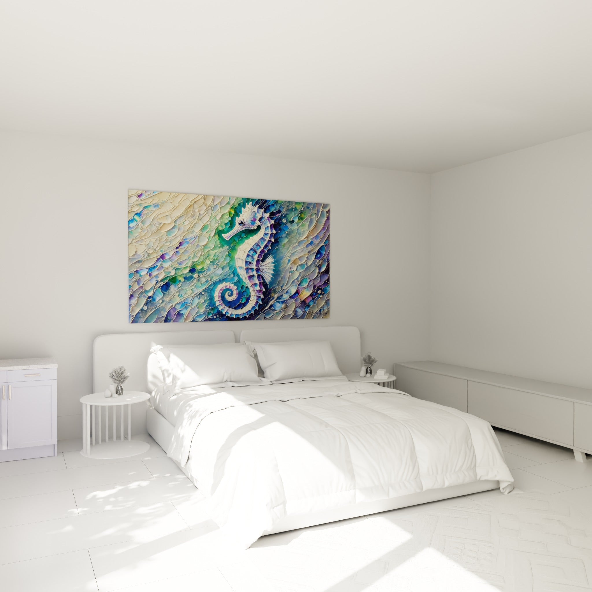 Hippocampe irisé bleu et vert émeraude accroché au-dessus d'un lit dans une chambre claire