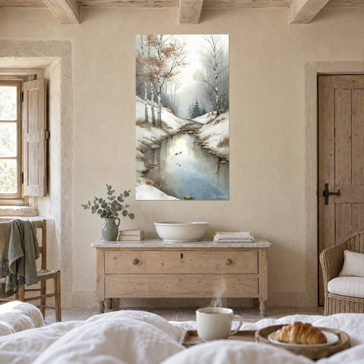 Schilderij van een berkenbos onder sneeuw, roodbruin gebladerte en ivoorkleurige mist, boven een bed in een lichte slaapkamer