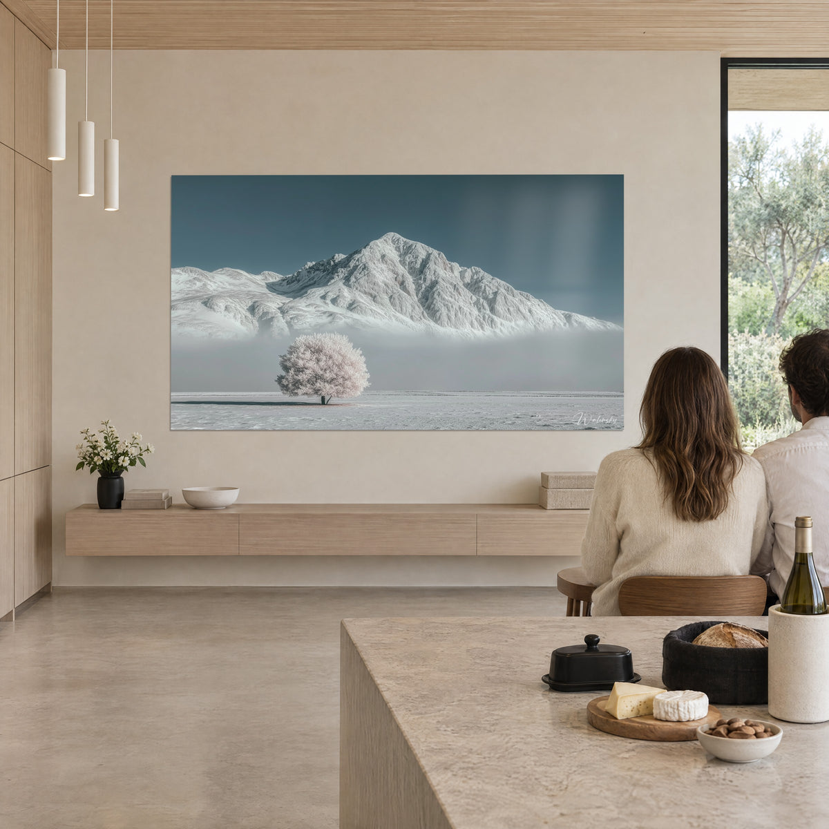 Tableau paysage polaire, brume grise sous un pic neigeux et un arbre poudré, bleu et blanc, admiré par deux personnes de dos