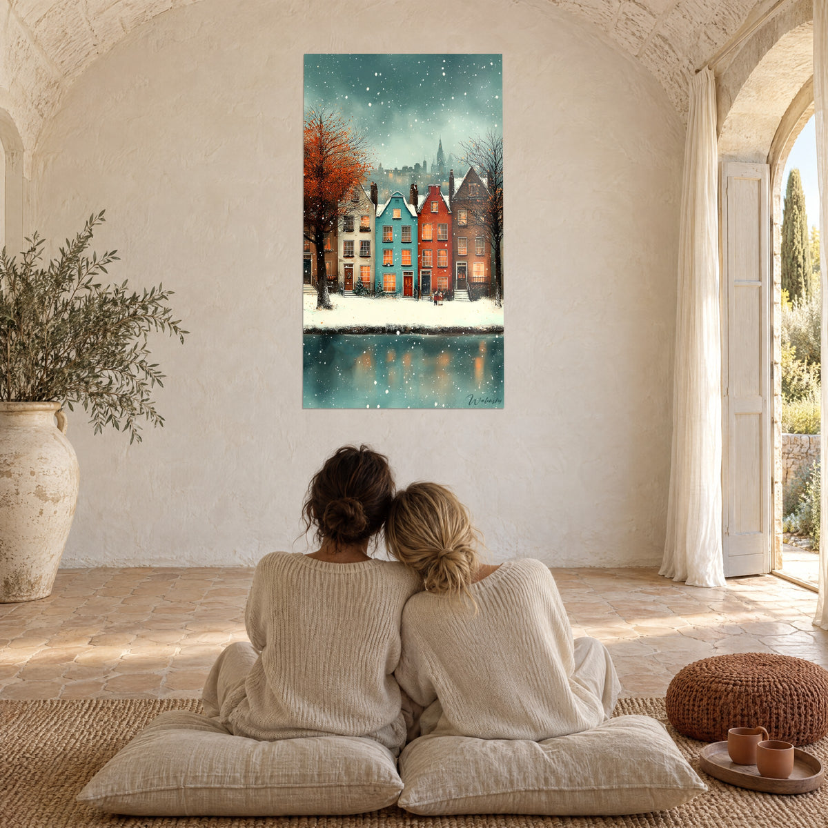 Quadro paesaggio urbano innevato con frontoni turchesi e ruggine, fiocchi bianchi, cielo verde petrolio, due donne di spalle, masseria provenzale