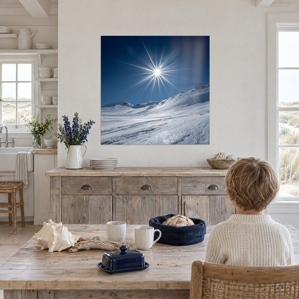Gemälde verschneiter Berg unter strahlender Sonne, intensiv blauer Himmel und silbriger Schnee, weiße Wand einer Küche am Meer