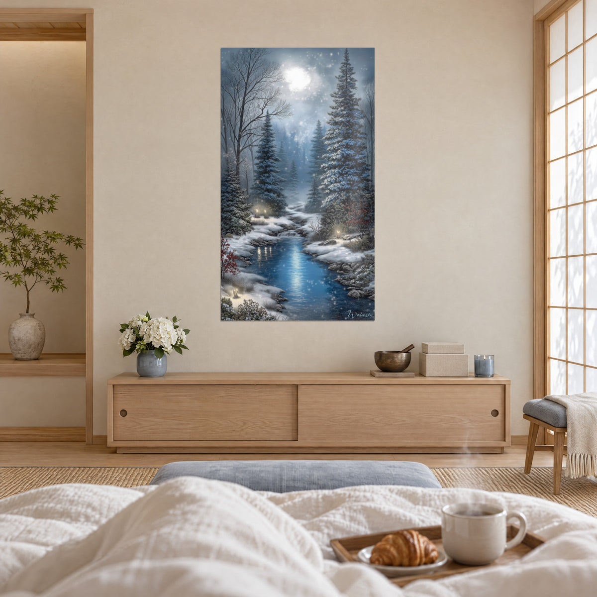 Schilderij besneeuwde open plek met een turquoise beek, met sneeuw bestoven sparren en een versluierde maan, boven een bed in een lichte slaapkamer