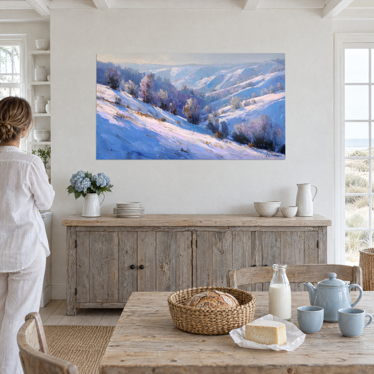 Tableau versants poudrés de neige rose et bleu glacier, arbres nus mauves, mur blanc lambrissé, salle à manger de bord de mer