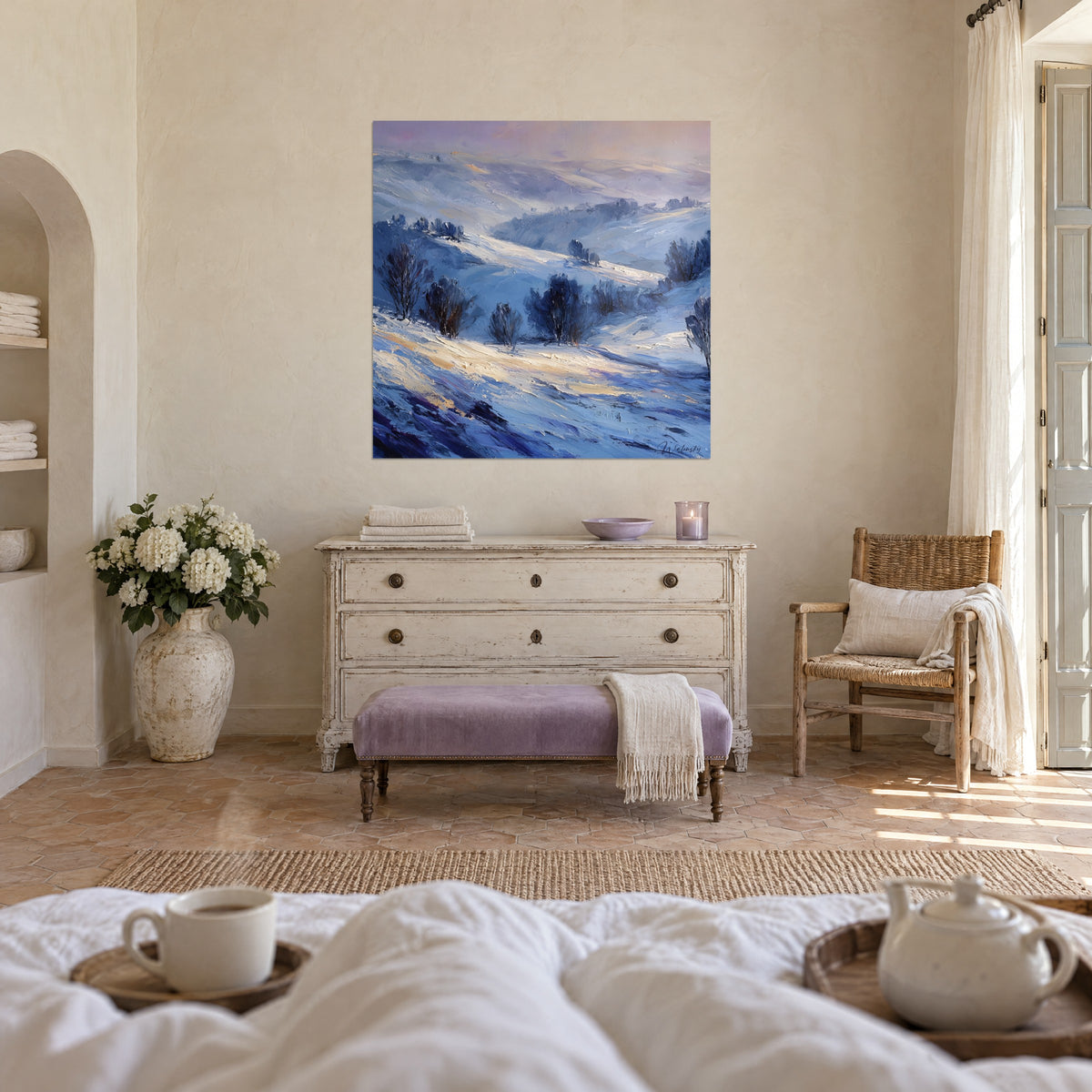 Cuadro colinas nevadas bajo un cielo rosa lavanda, sombras azul medianoche y reflejos crema, sobre una cama en un dormitorio claro