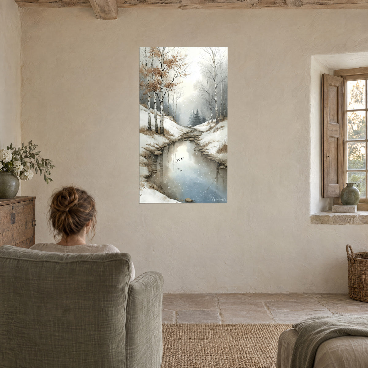 Schilderij van een bevroren vijver die okerkleurige berken en parelgrijze tinten weerspiegelt, opgehangen bij een raam met luiken in een stenen kamer