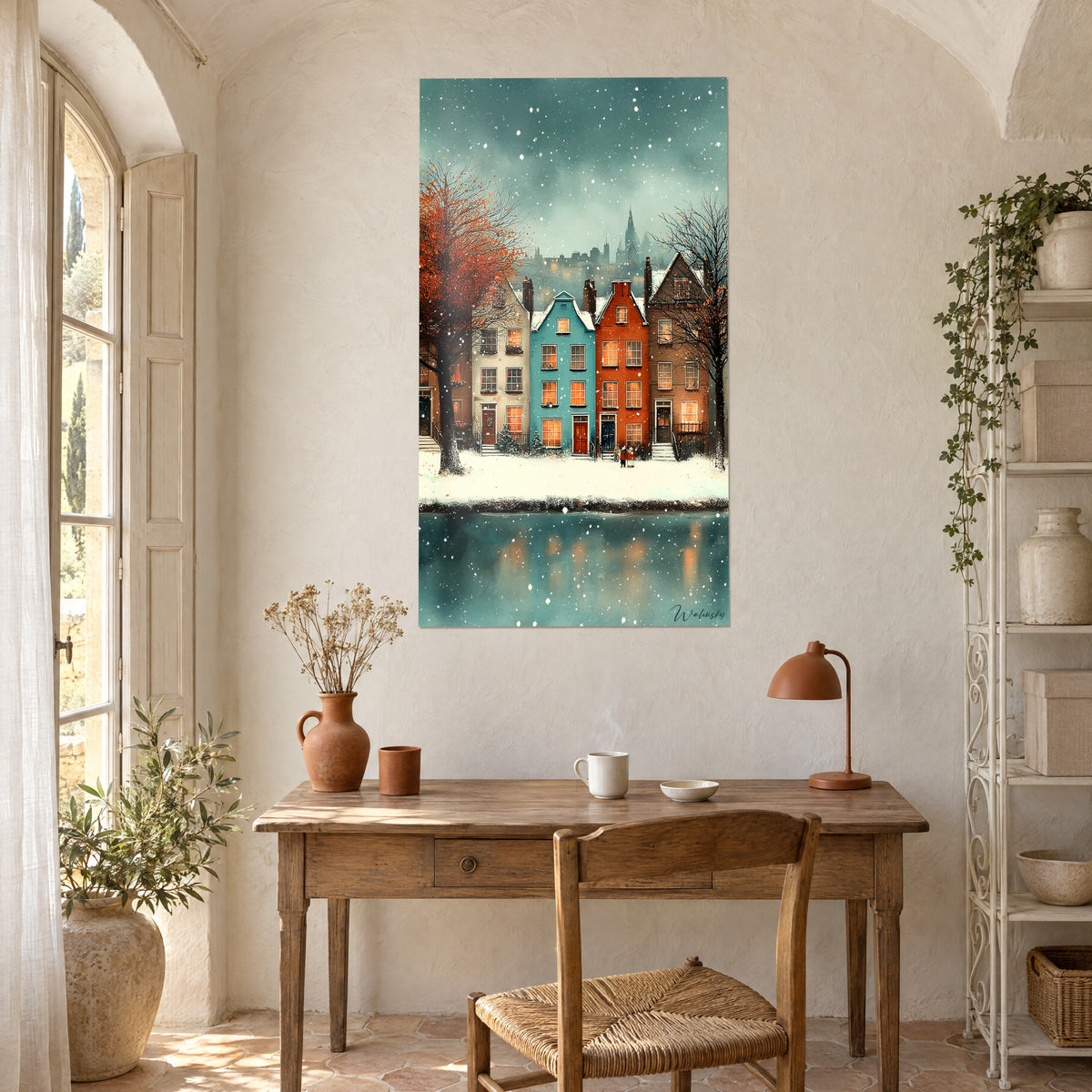 Quadro villaggio nordico nella neve, casa blu turchese, facciata rosso mattone, finestre calde, scrivania in legno e lampada di rame
