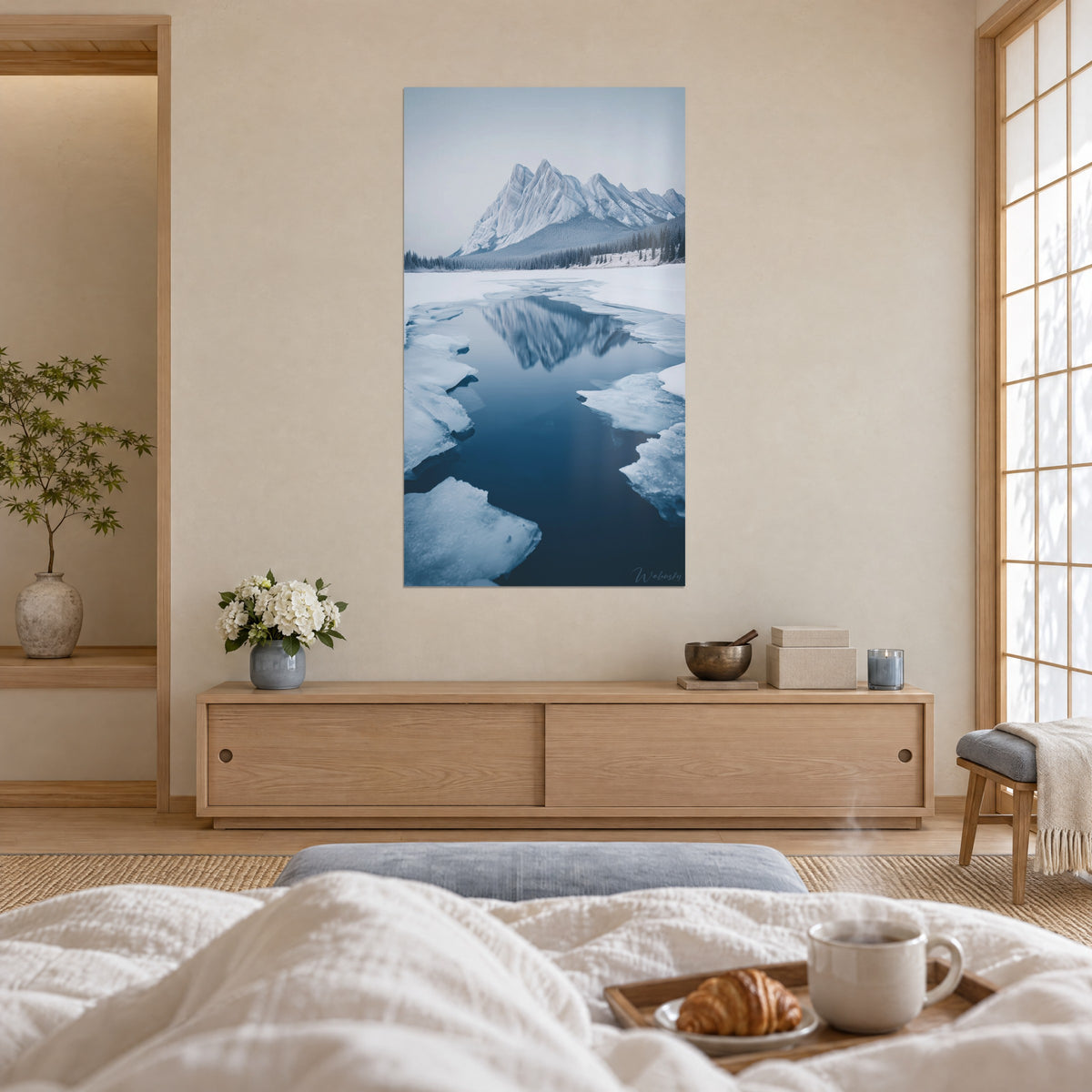 Tableau lac polaire ouvert dans la banquise, reflet bleu acier des pics blancs, accroché au-dessus d'un lit dans une chambre claire