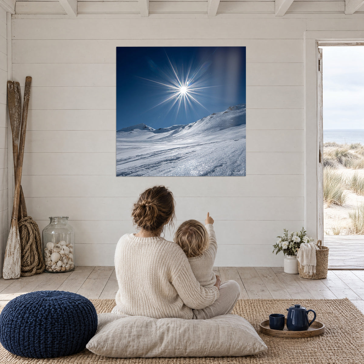 Gemälde funkelnde Sonnenstrahlen über bläulich und weiß verschneiten Dünen, an der Wand eines Wohnzimmers mit Meerblick