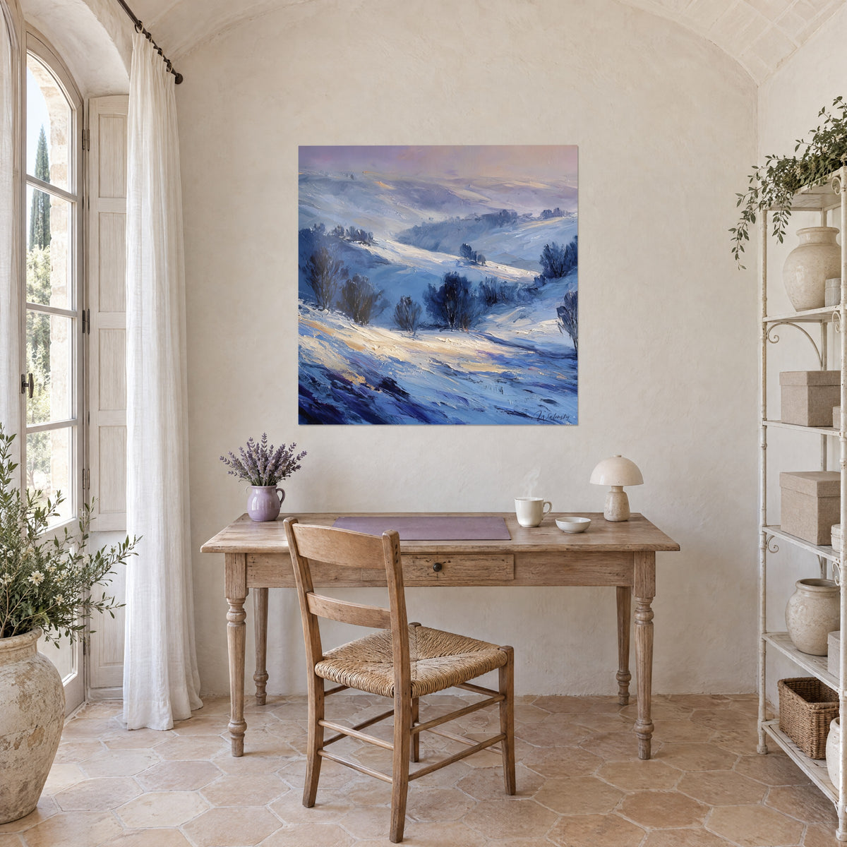 Cuadro relieve invernal en pasta gruesa, azul vaquero, violeta y amarillo mantequilla, pared crema de un despacho de madera clara, mas provenzal