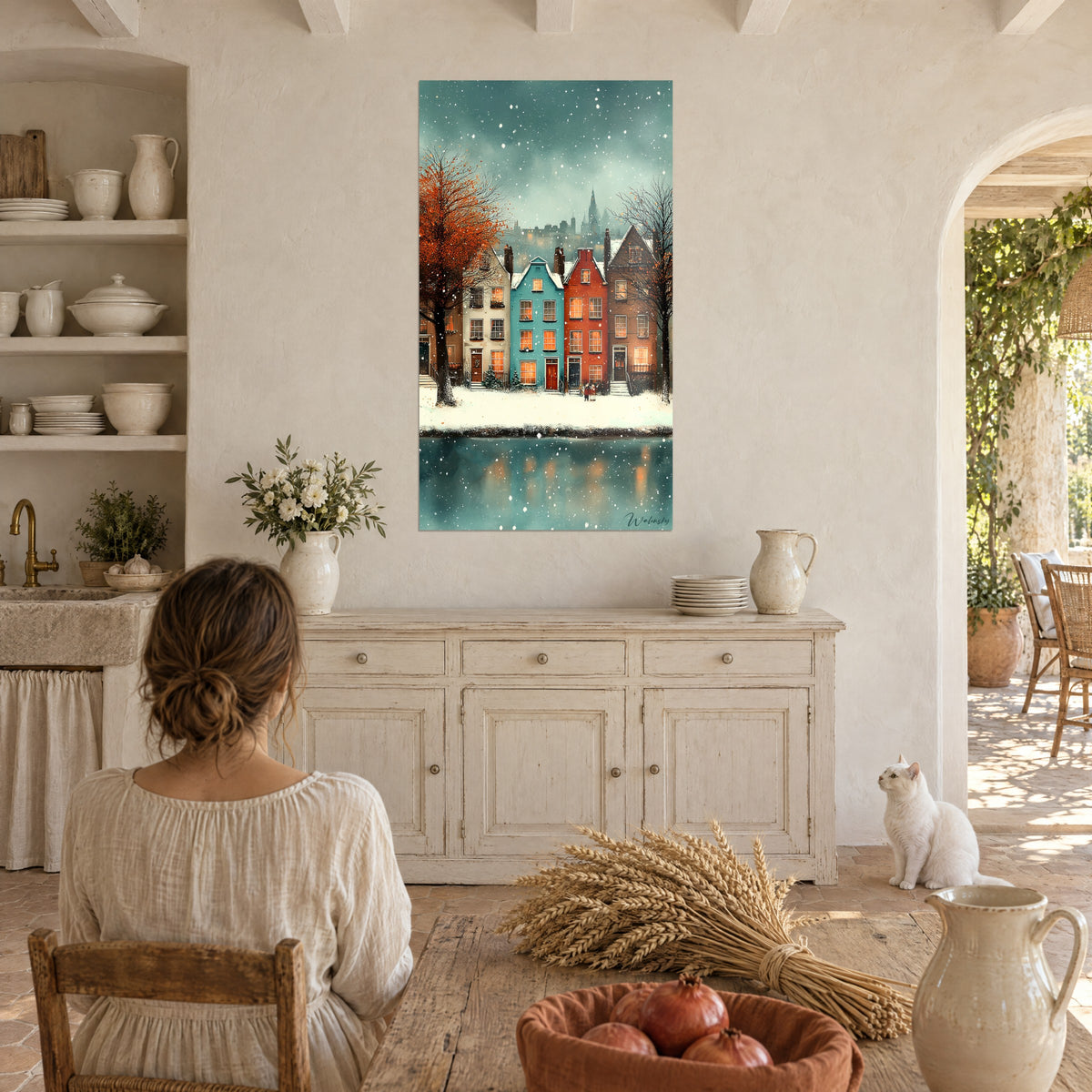 Quadro strada di frontoni colorati sotto i fiocchi di neve, finestre dorate, cielo verde-grigio, donna di spalle e gatto bianco, masseria provenzale