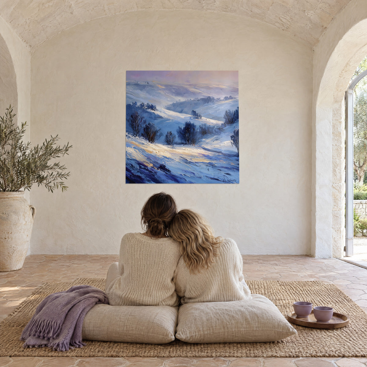 Cuadro montaña invernal empolvada en tonos azul cielo y malva, toques dorados, pared blanca de una sala abovedada del mas provenzal