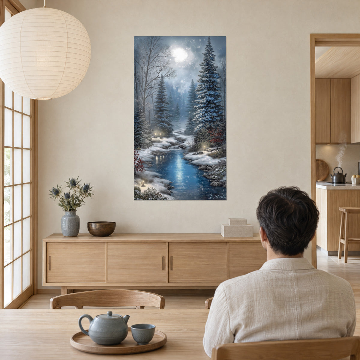 Schilderij winterverhaal met zilveren sneeuwvlokken, mistige maan, blauwachtige spar op de voorgrond en besneeuwde oevers, in een japandi woonkamer