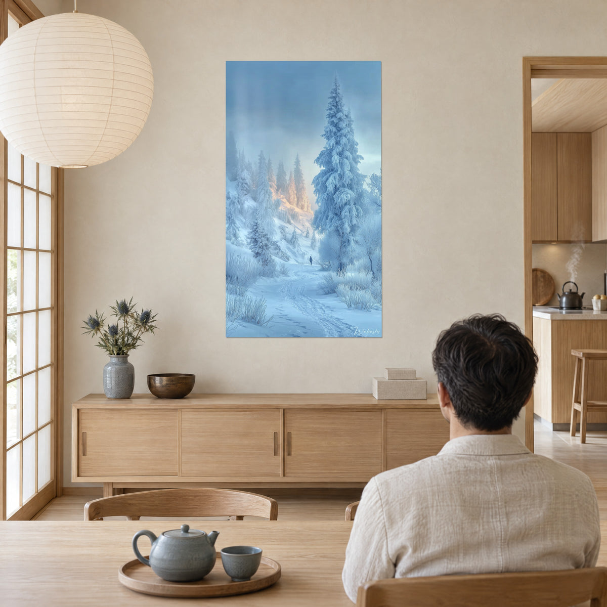 Schilderij spar bedekt met hemelsblauwe rijp, staalgrijze bewolkte lucht, kronkelende voetafdrukken, japandi eetkamer