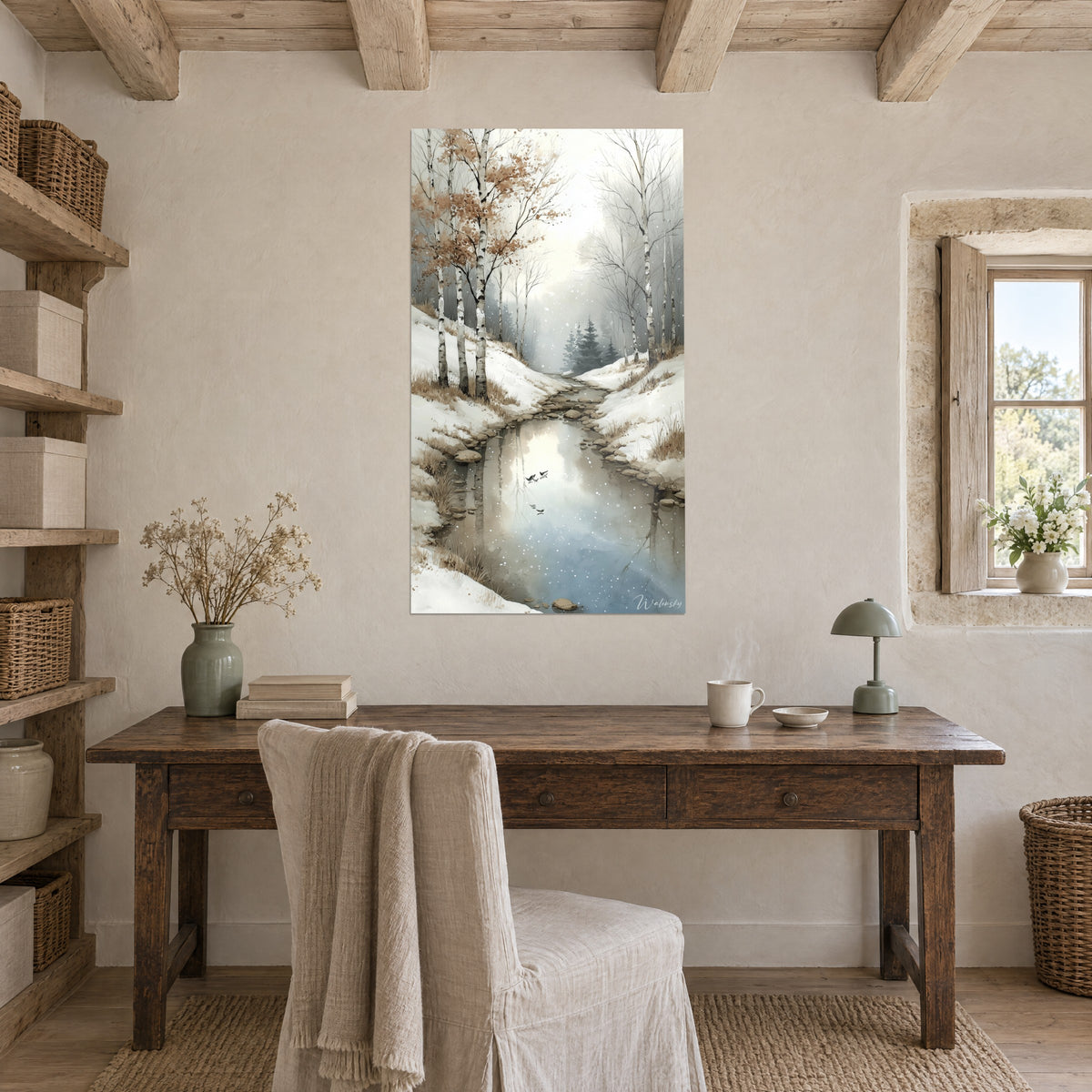 Schilderij van een besneeuwd landschap met sparren in de mist, lichtblauw water en sneeuwvlokken, boven een antiek houten bureau
