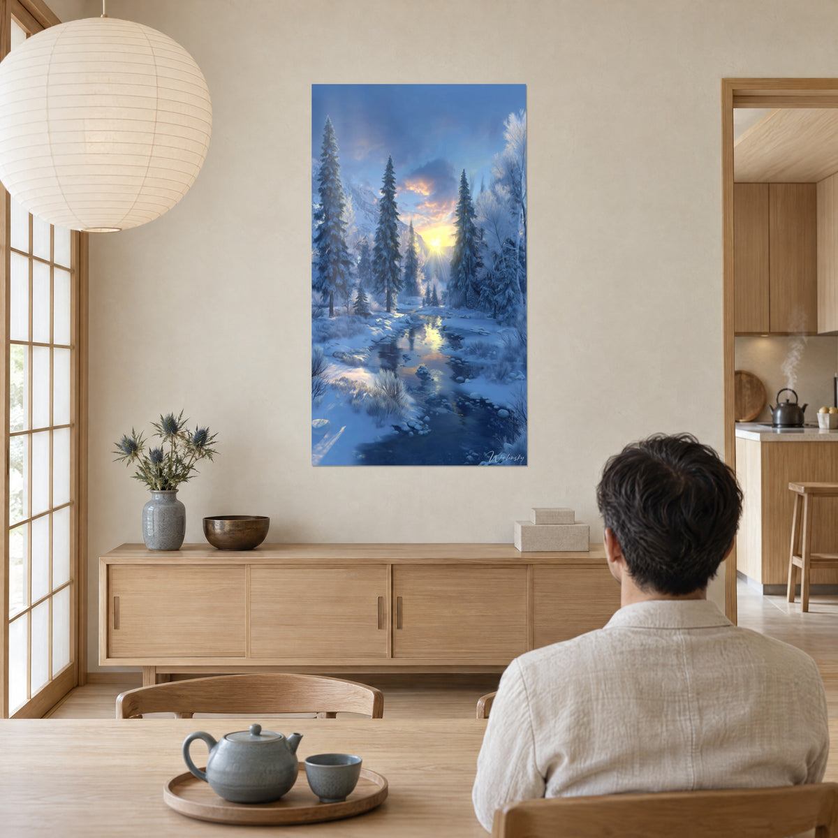 Schilderij zonnestralen op met sneeuw bestoven sparren, staalblauwe en gouden tinten, man van achteren aan tafel, papieren lantaarn aan het plafond