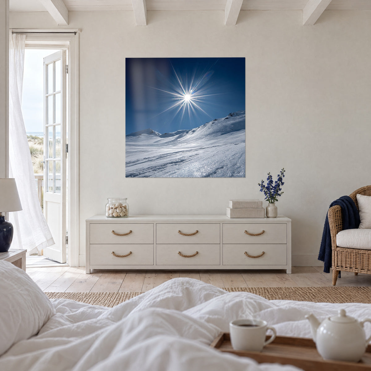 Gemälde Sonnenglanz als Stern über weißen Schneehängen und tiefblauem Himmel, über einem Bett in einem hellen Schlafzimmer