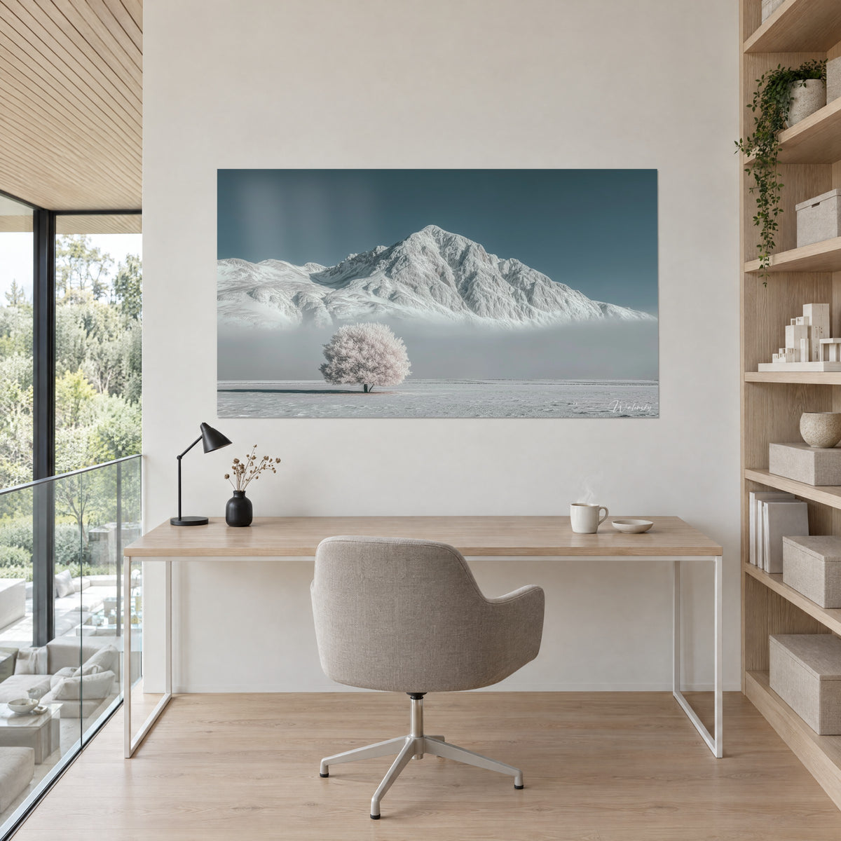 Tableau chaîne alpine enneigée avec arbre isolé givré, bleu glacier et rose pâle, au mur d'un bureau près d'une bibliothèque