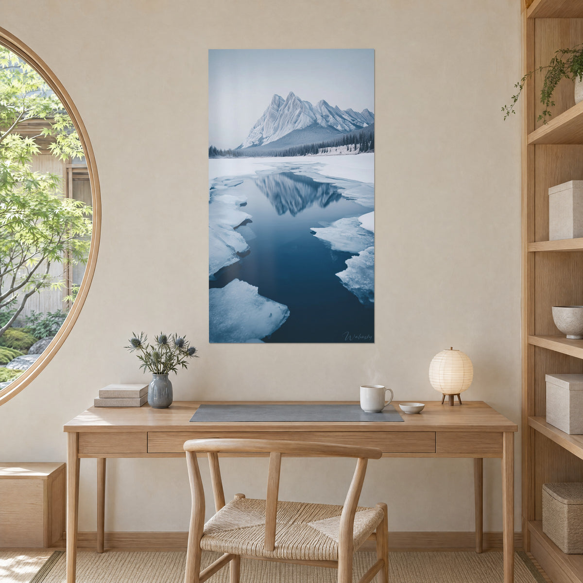 Tableau massif rocheux givré dans un miroir d'eau bleu profond, banquise blanche, bureau en chêne clair près d'une baie ronde