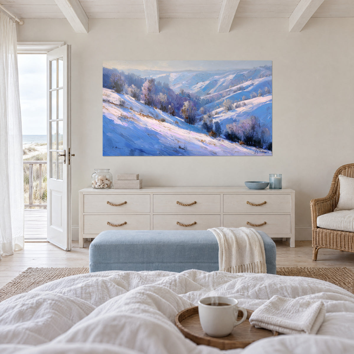 Tableau relief hivernal baigné de brume bleu pervenche et crème, arbustes givrés, au-dessus d'un lit dans une chambre claire