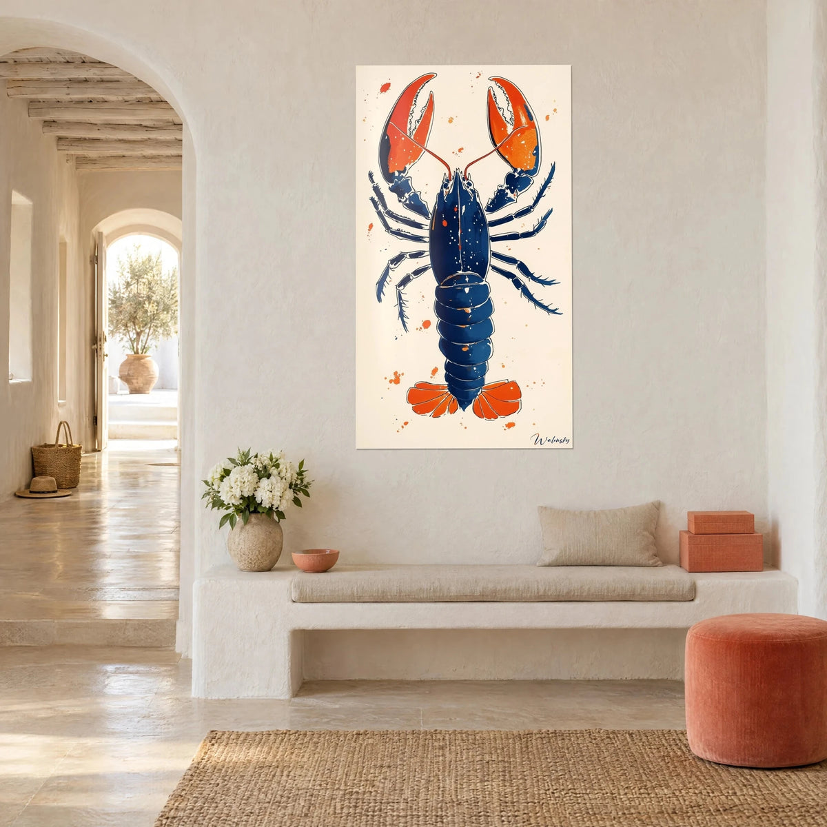 Tableau crustacé encre bleu nuit et orangé, antennes fines, accroché près d'une arche, vue de trois-quarts dans une maison blanche