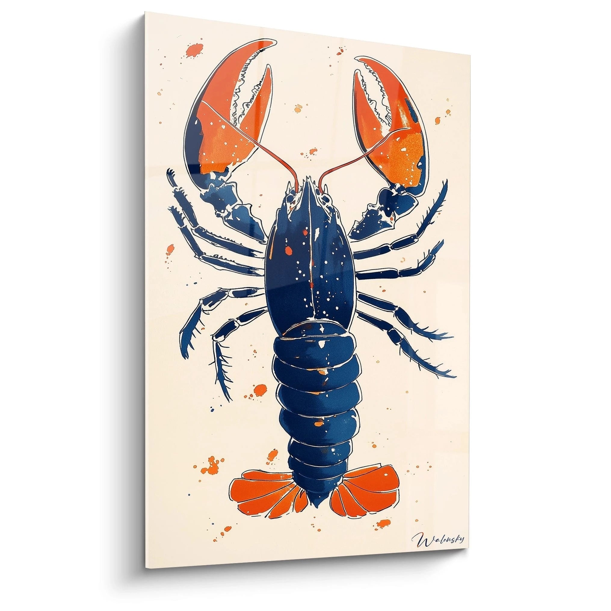 Un tableau homard artistique représentant un crustacé bleu marine avec des pinces orange vif, disposé verticalement sur fond beige. Des éclaboussures colorées et des traits fins blancs définissent les détails anatomiques sur cette œuvre aux textures variées.
