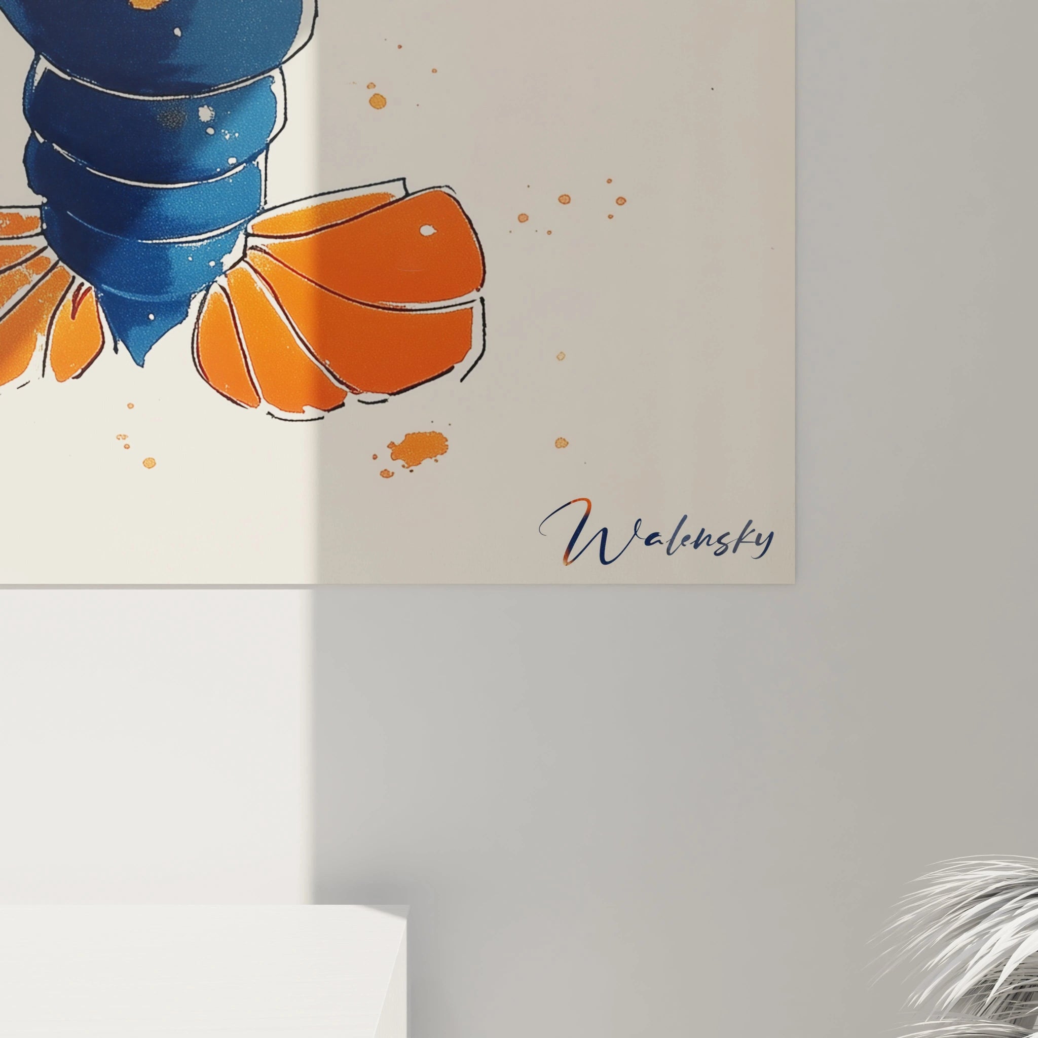 Tableau homard au design épuré affichant un crustacé bleu et orange en position verticale. Les segments du corps, pinces et pattes sont délicatement dessinés avec précision anatomique, tandis que des éclaboussures spontanées animent la composition sur fond beige.

