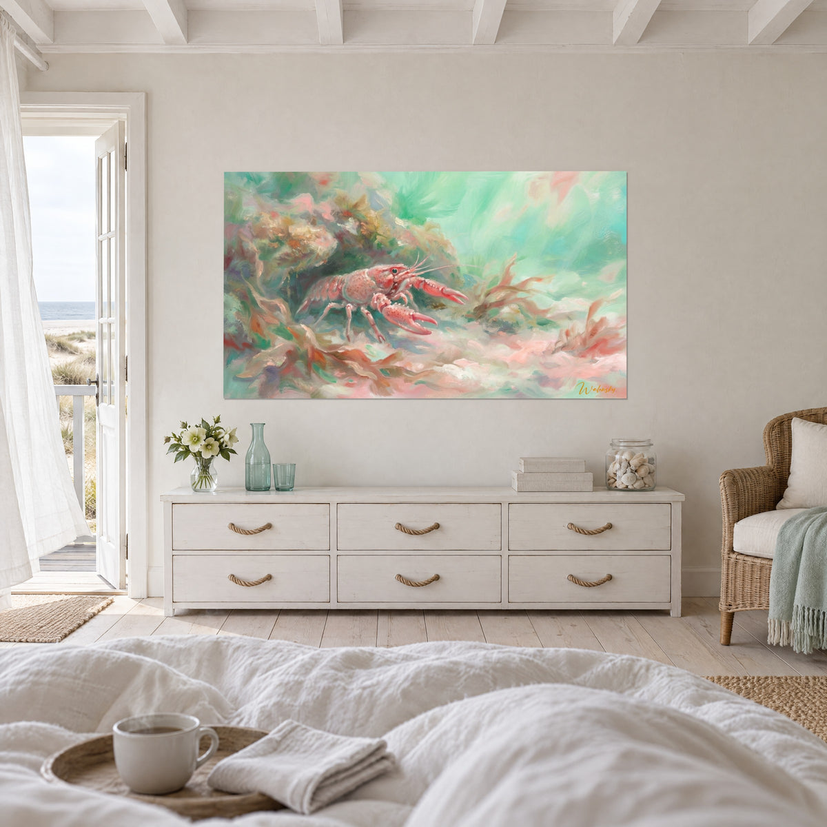 Gemälde Languste in zartem Rosa in pastellgrünem Wasser, feine Fühler und orangefarbene Algen, über einem Bett in einem hellen Schlafzimmer