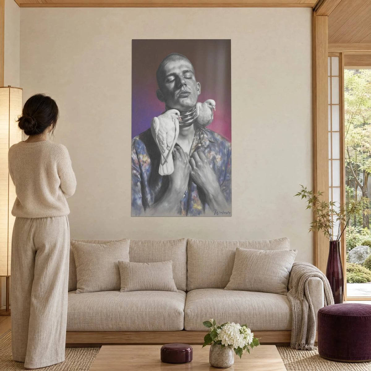 Schilderij jonge man met gesloten oogleden, twee witte duiven op een magenta en violet achtergrond, boven een bank in een lichte woonkamer