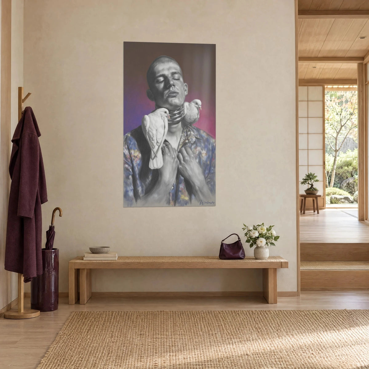 Schilderij portret van een man met kaal hoofd, zilveren ringen om de hals, blauw en goud bloemenoverhemd, in een japandi entree van licht hout