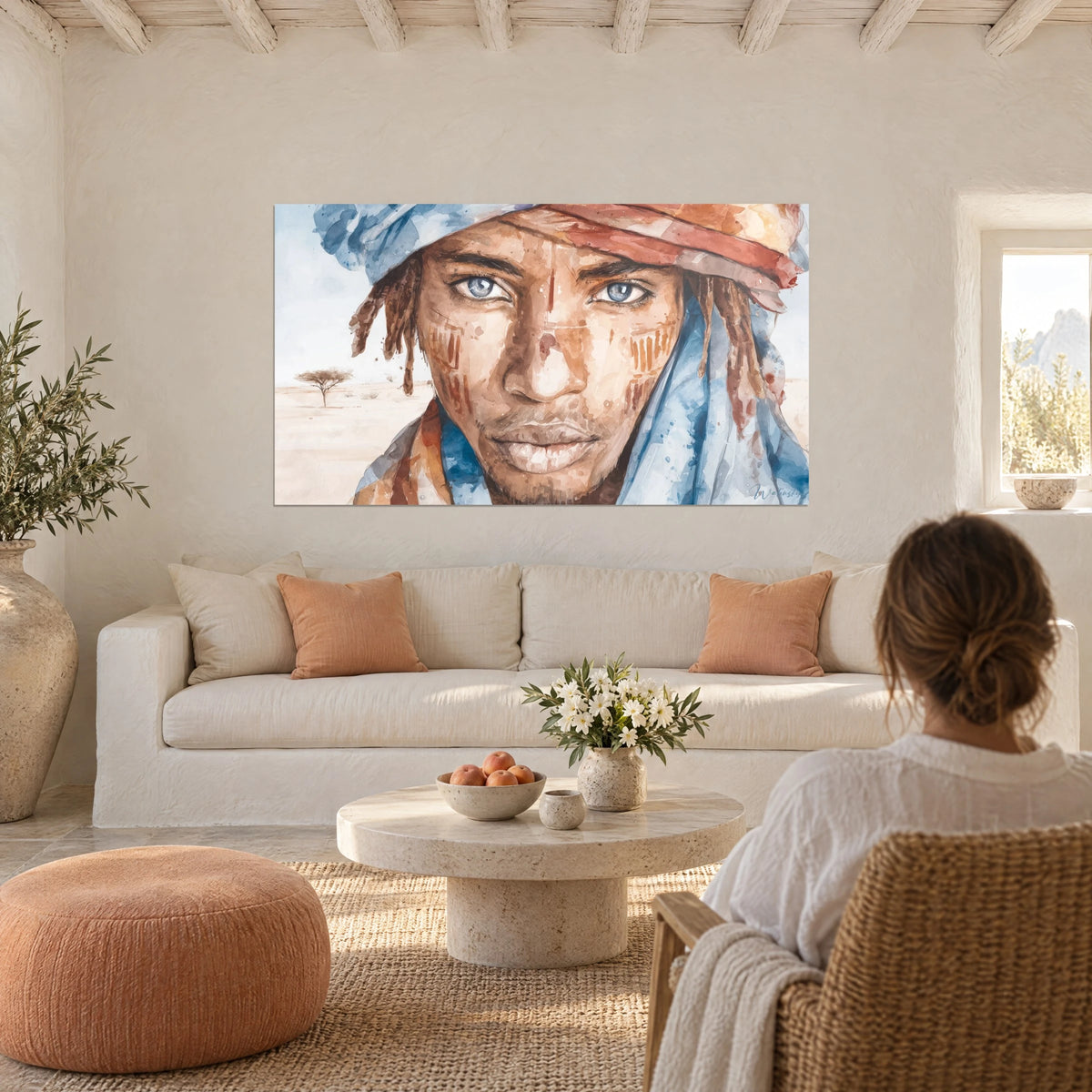 Schilderij portret van een man met grijsblauwe ogen, blauwe en rode tulband, boven een bank in een lichte woonkamer