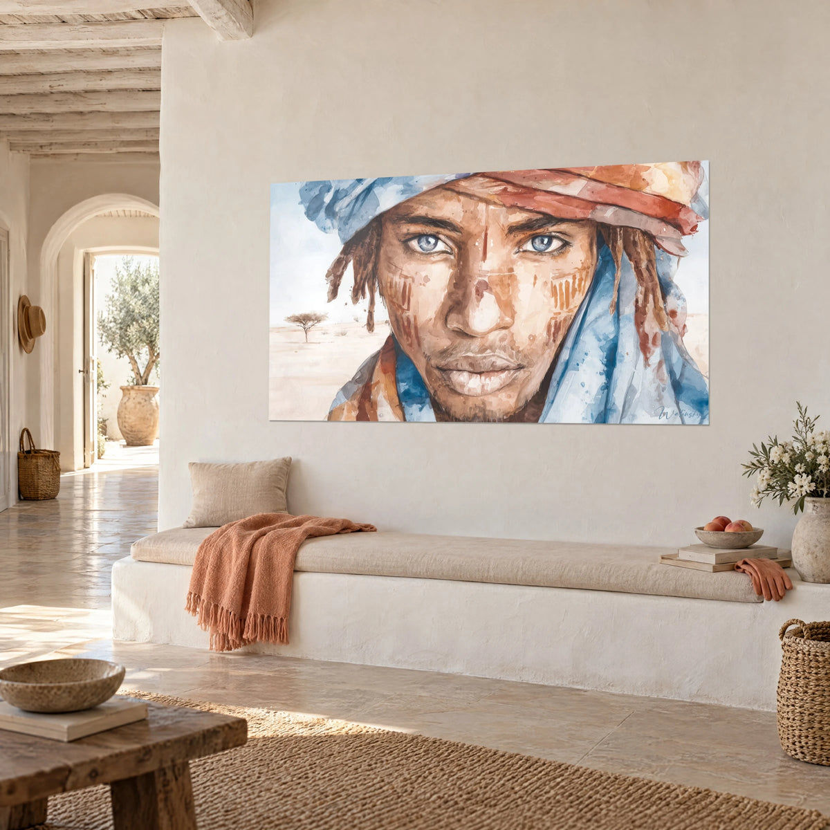 Schilderij gezicht met okerkleurige littekens, azuurblauwe en roestkleurige sjaal, acaciaboom in de verte, aan de muur van een Middellands-zeehuis