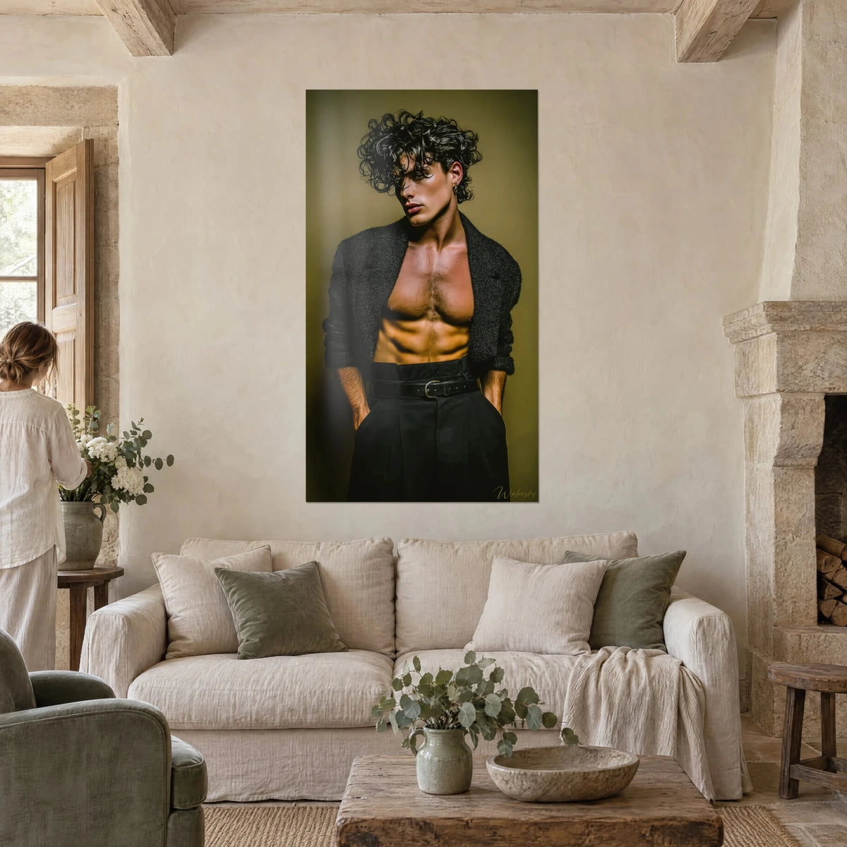 Quadro di un giovane con riccioli castani, petto nudo sotto un bomber nero paillettato, sfondo verde oliva, sopra un divano in un soggiorno luminoso