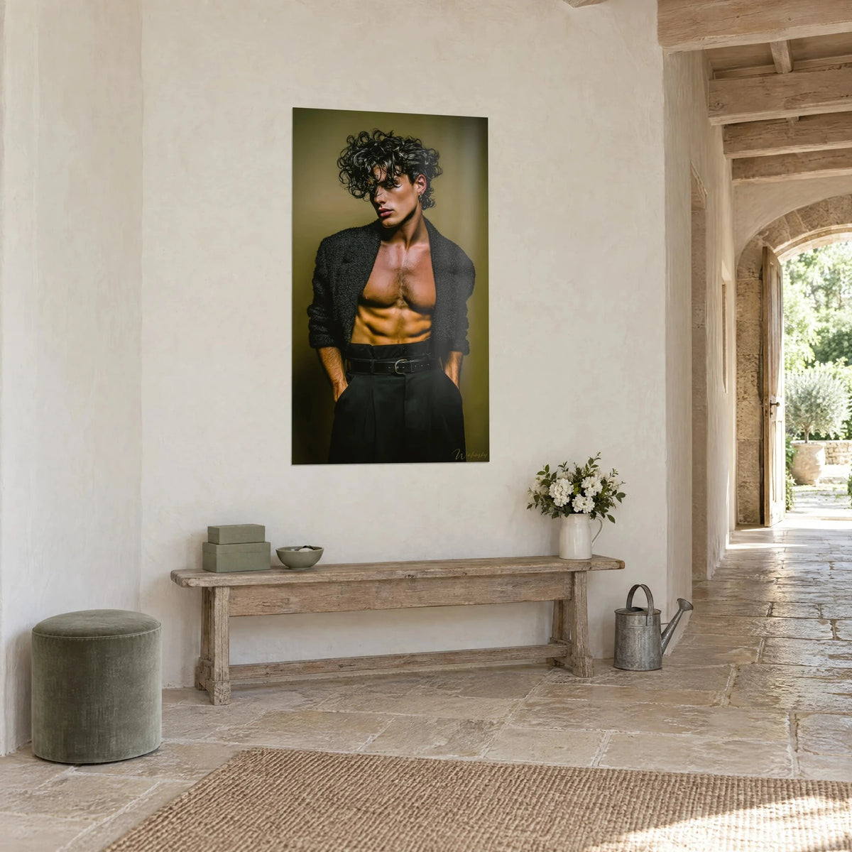 Quadro di una modella con sguardo di traverso, pantaloni neri a vita alta e cintura, sfondo verde oliva, in un corridoio di pietra chiara