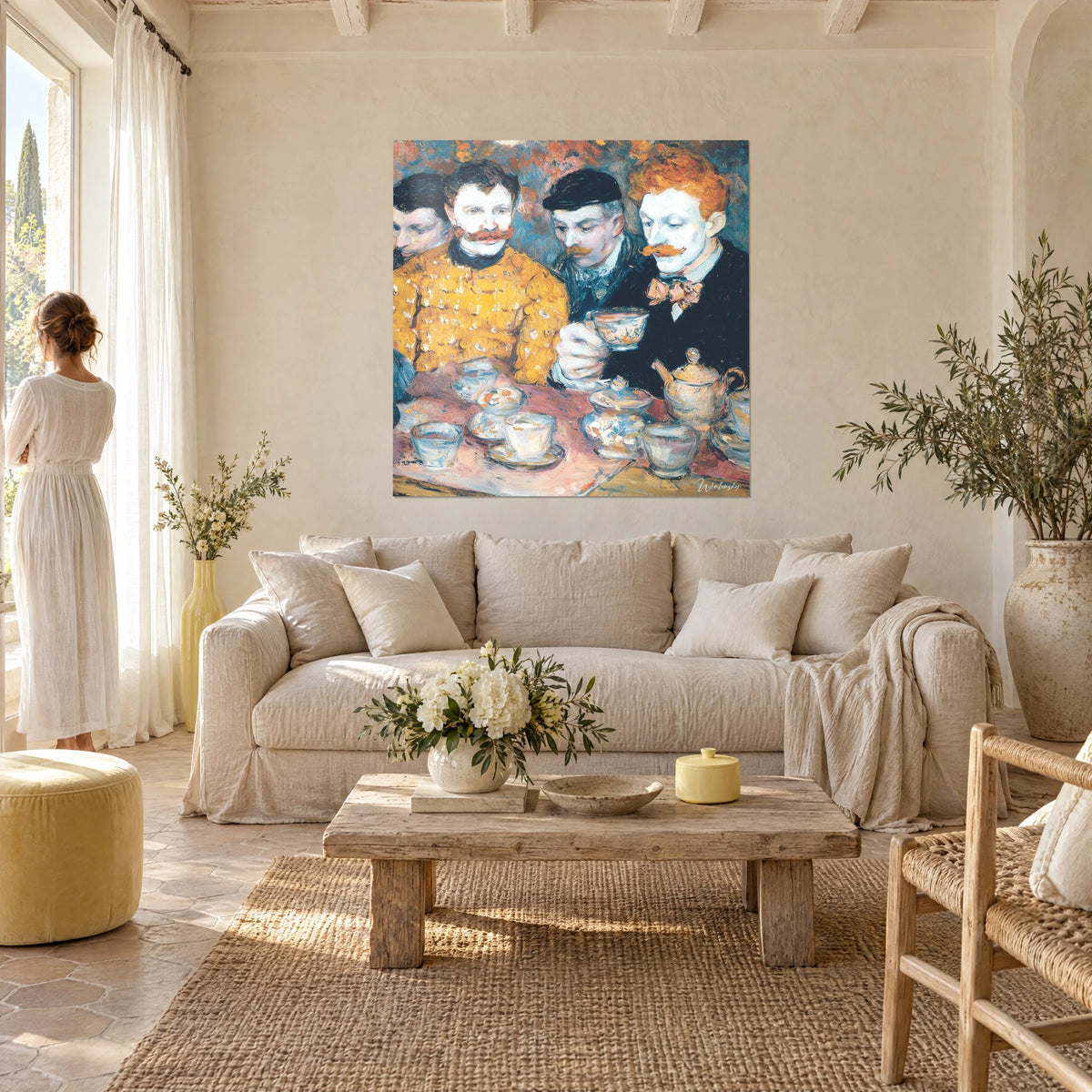 Quadro quattro uomini baffuti attorno a un servizio da tè, giallo senape e arancio, con una donna di spalle, sopra un divano in un soggiorno luminoso