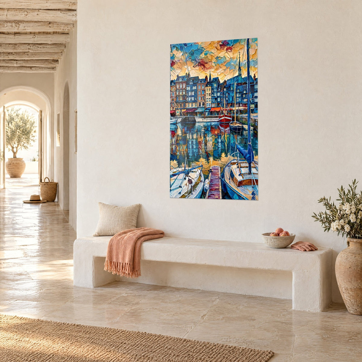 Schilderij oude Normandische haven in dik impasto, gele en turquoise lucht, weerspiegelingen in het water, uit driekwart zicht in een lichte gewelfde gang