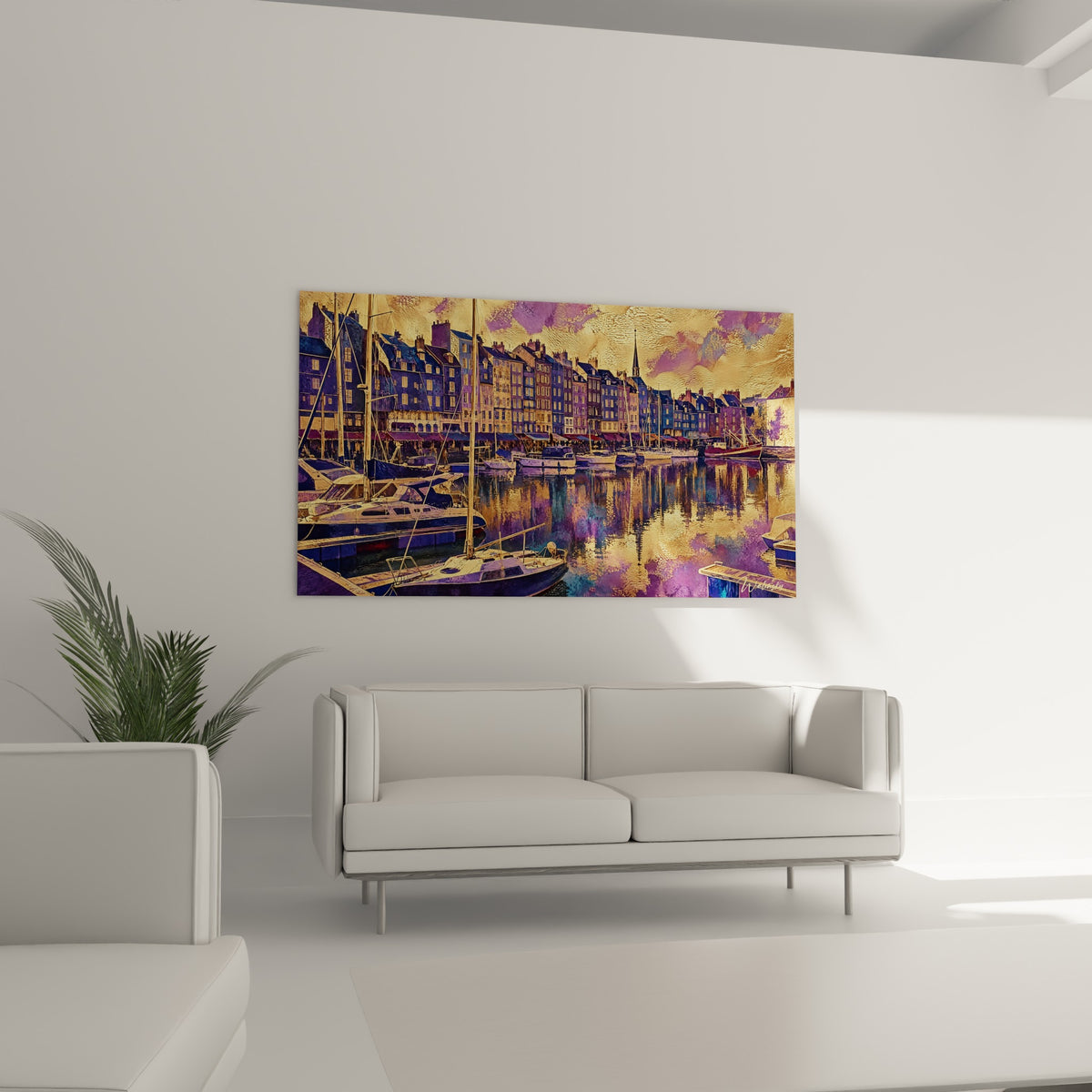 Quai de Honfleur aux reflets violets et dorés au-dessus d'un canapé dans un salon lumineux