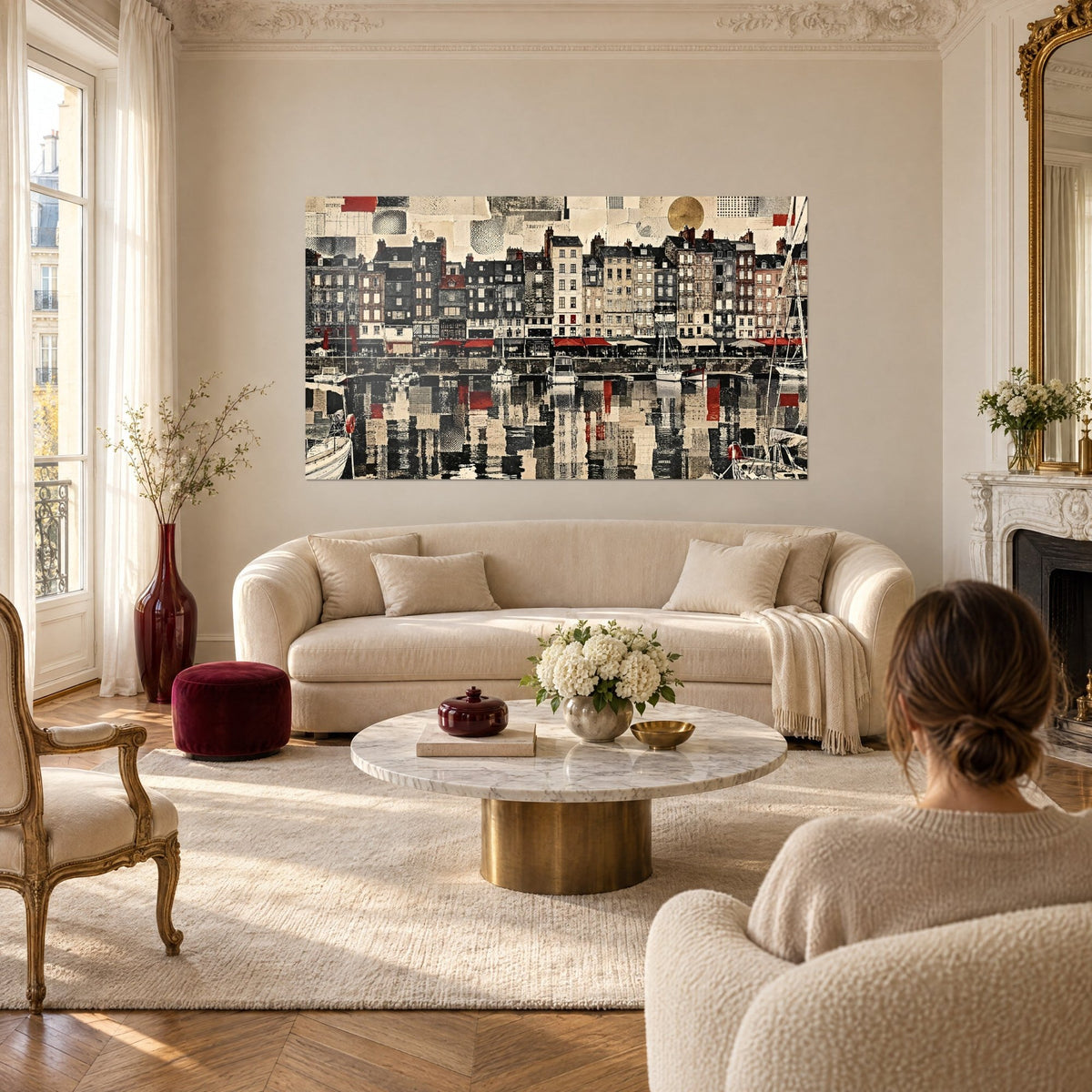 Quadro facciate strette di Honfleur in collage beige e rosso, cerchio dorato, riflessi tratteggiati, sopra un divano in un soggiorno luminoso